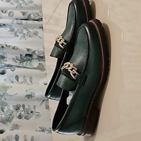 Size 13 green shoe - Picture 2 of 4